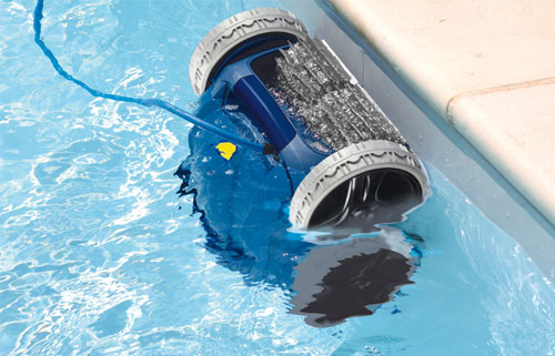 Poolroboter reinigt Poolwand Reinigung Poolroboter